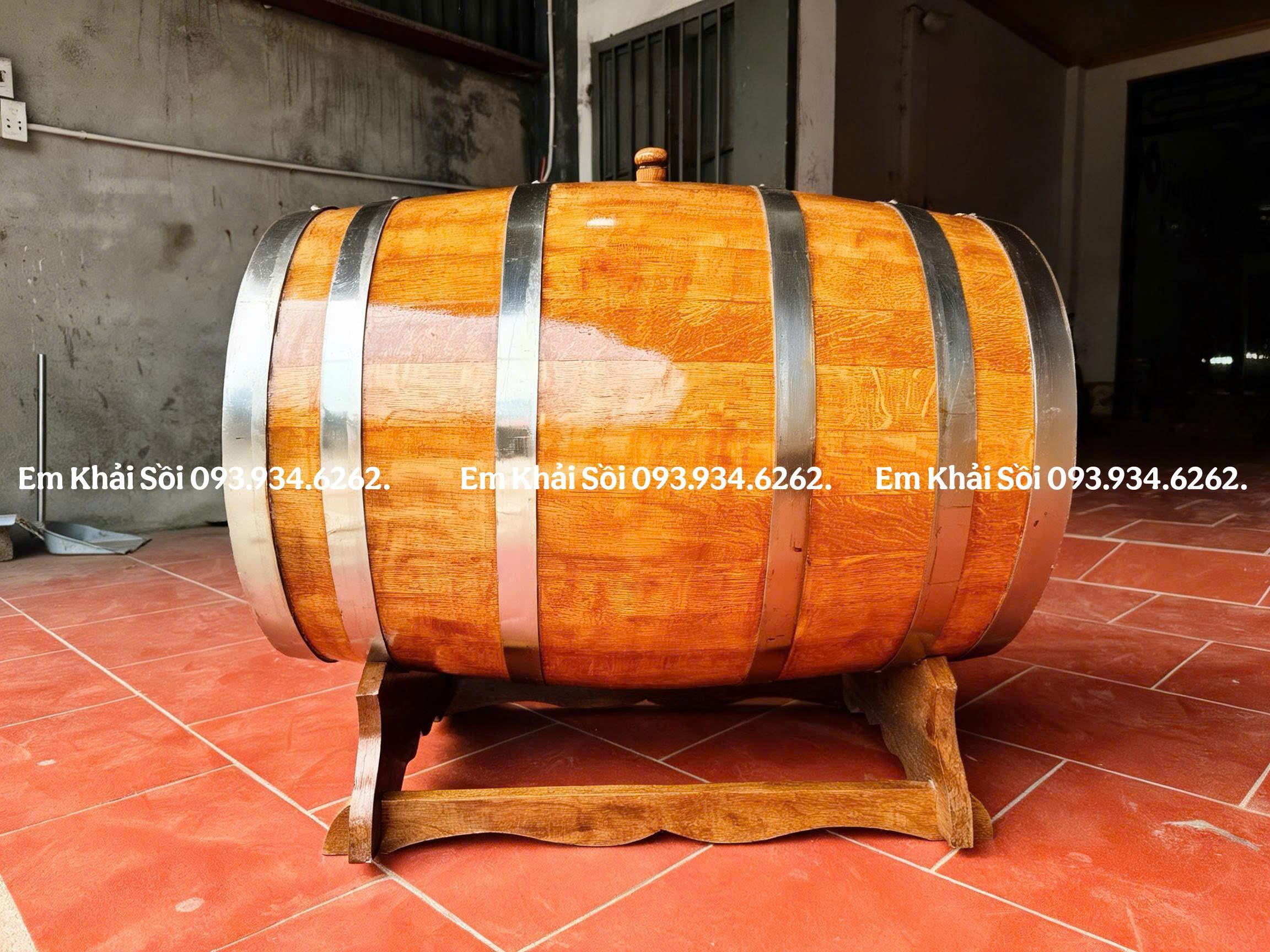 Thùng rượu trang trí phòng khách